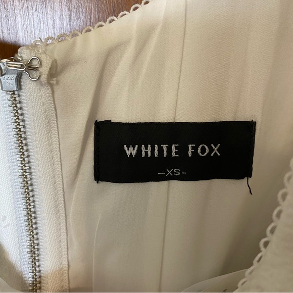 White Fox Corset top with a small pink flower. Size XS - Picture 4 of 4